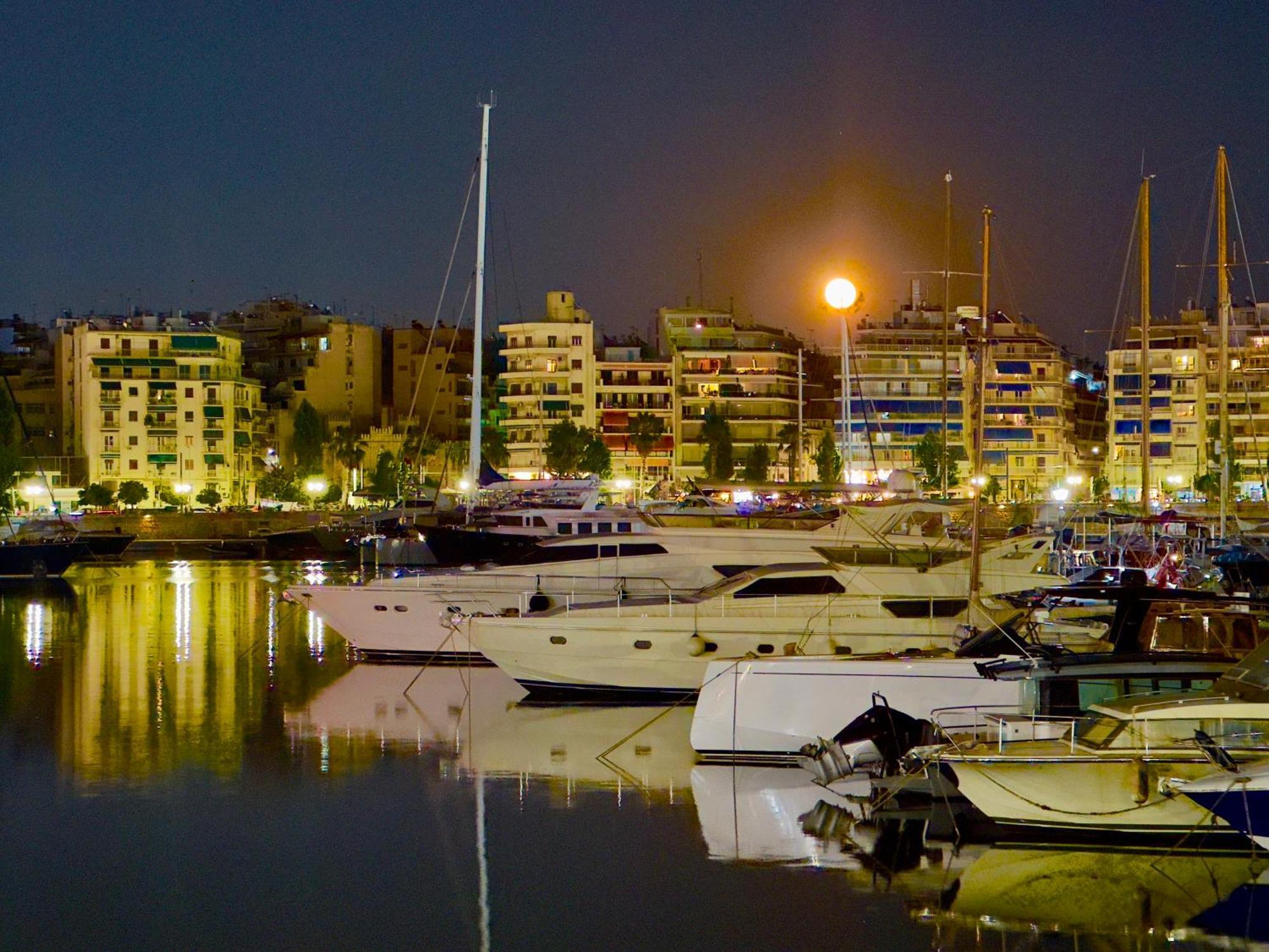 Apartment Center Piraeus Location Kastella Passalimani Port Bagian luar foto